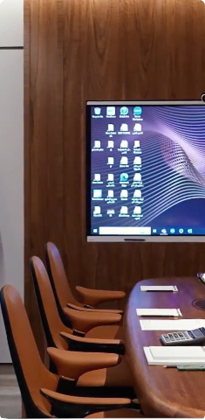 بيئة تدريب بقاعة إحاطة حديثة ولوحات معلومات