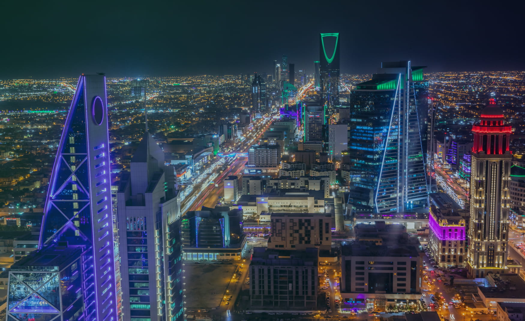 أفق مدينة عند الغسق مع أبراج مضاءة